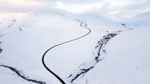 雪原蜿蜒公路