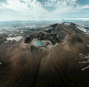 火山口湖泊风光