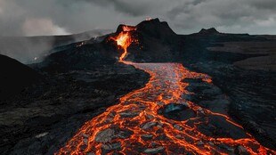 火山喷发熔岩奔流