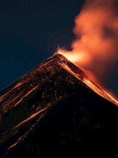 夜间火山喷发熔岩流淌