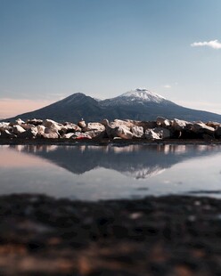 山湖倒影自然美景
