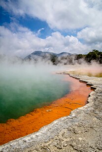多彩地热温泉自然景观