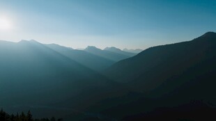 远山晨雾日出风光
