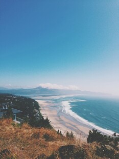 俯瞰滨海弧形海岸风光