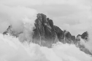 云海中隐现的险峻山峰