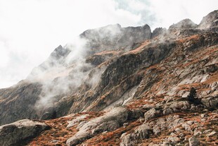 雾绕山野山脉风光