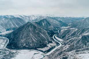 苍茫山野河谷风光
