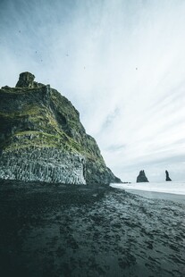 黑沙滩海岸崖壁风光