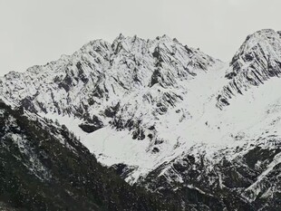 黑白雪山山脉风光
