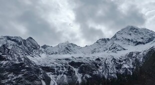 阴云下的雪山冰川