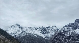 阴天雪山远景