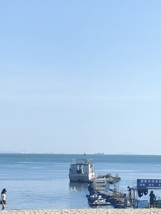 晴日海边渔船风光