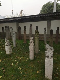 中式庭院拴马桩群