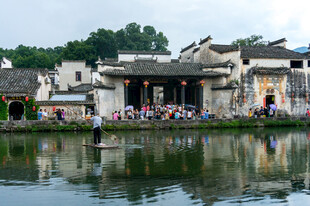 皖南宏村湖畔古建风光
