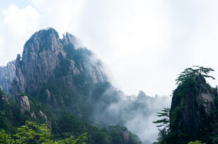 雾绕青山奇峰美景