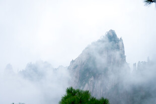 云雾缭绕山景