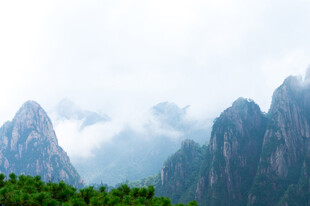 雾绕青山远景