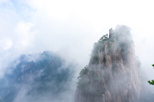 云雾绕奇峰山景