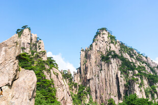晴空下的巍峨奇峰
