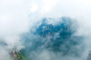 雾绕青山朦胧景致