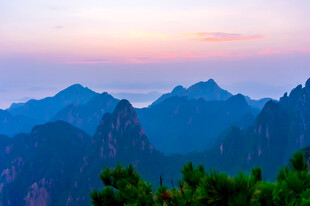 晨霞晕染层叠山峦