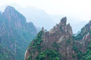 雾绕青山奇峰景观