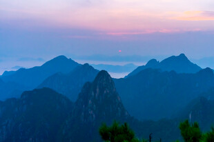 晨昏蓝调层峦山景