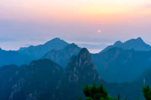 黄昏远山层叠美景