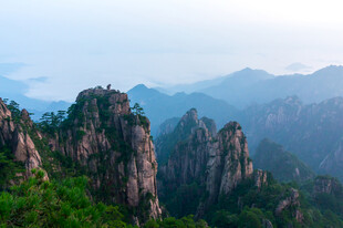 层峦叠嶂山野风光