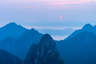 蓝调层山落日美景