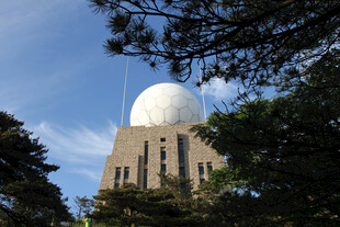 蓝天下的天文台建筑