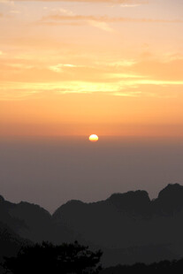 远山落日黄昏美景