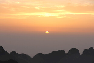 远山日落黄昏美景