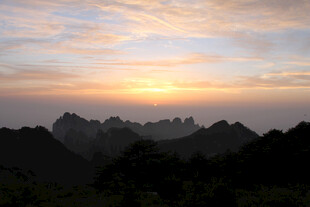 远山日落黄昏美景