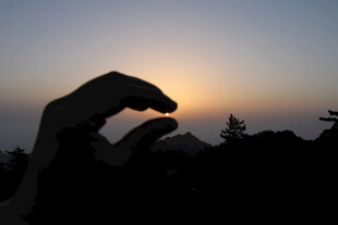 手形奇石衔住夕阳