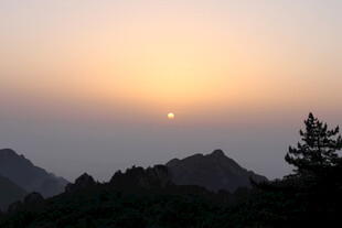 山间落日黄昏美景
