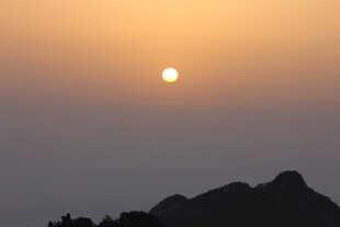 黄昏远山落日美景