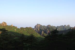 晨光下的山野峰峦