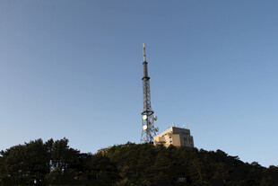 山顶通讯塔晴空远景