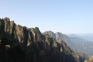 晴空下的峭壁山景