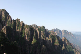 晴空下的险峻山峦