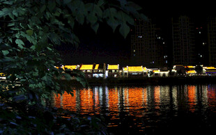 河畔夜景灯光倒影