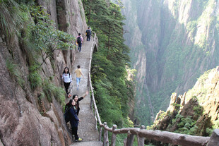 悬崖栈道登山游览