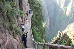 绝壁栈道游人登山观景