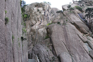 山间岩石峡谷风光