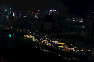 城市河畔夜景