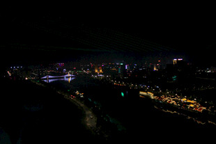 城市河畔夜景