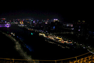 城市河畔夜景