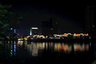 河畔城市夜景
