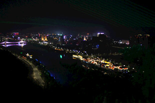 河畔城市夜景